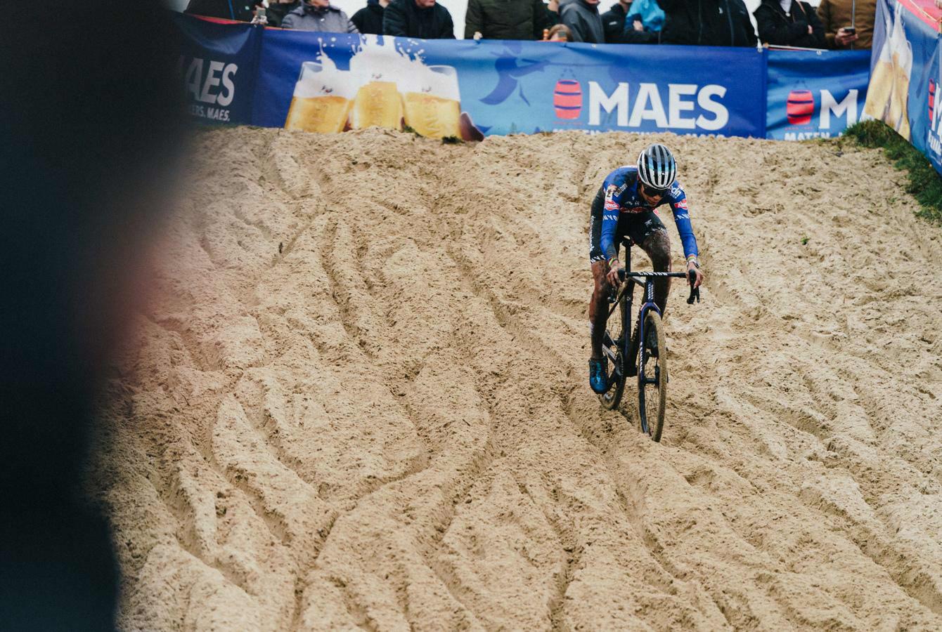 MAES Pils Official Partner de la Coupe du Monde Cyclo-cross UCI