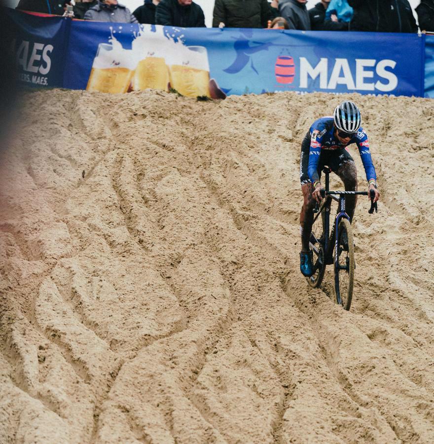 MAES Pils Official Partner de la Coupe du Monde Cyclo-cross UCI