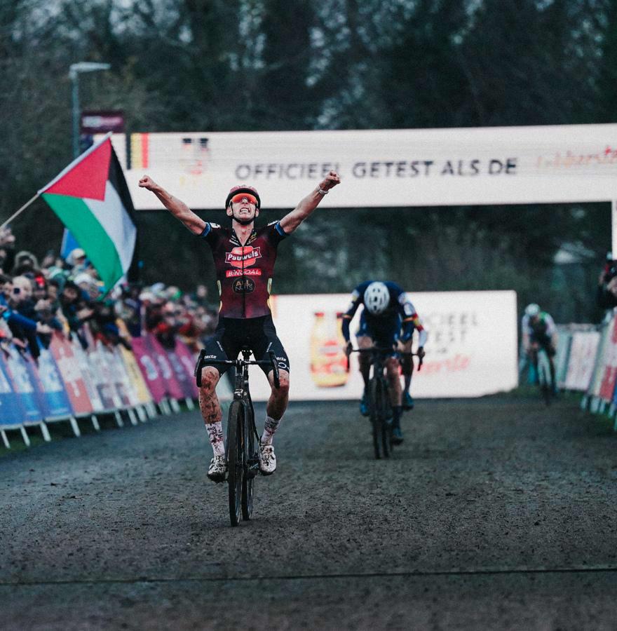 Michael Vanthourenhout comes out on top in Dublin after a thrilling final lap