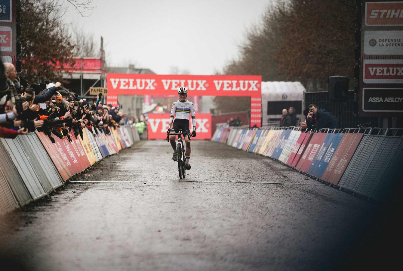 Van Empel strongest on tough course in Gavere