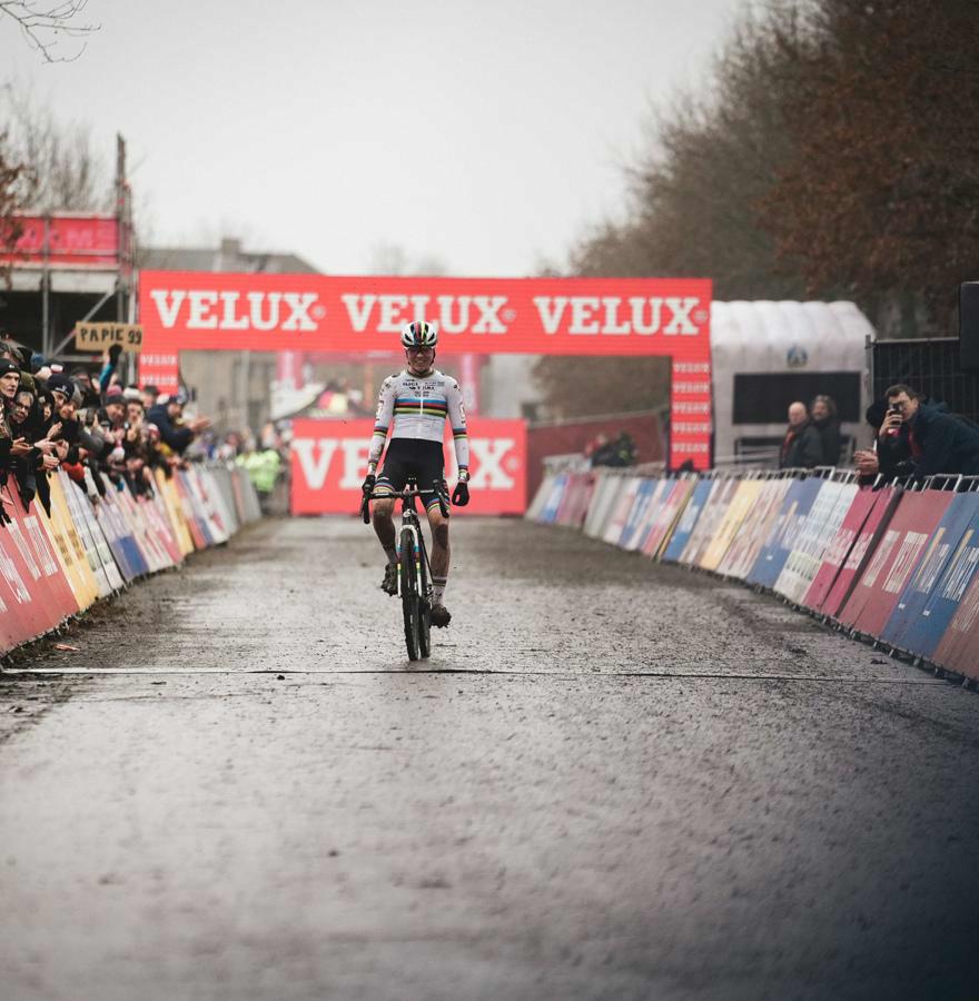 Van Empel strongest on tough course in Gavere