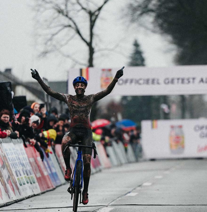 Lucinda Brand kroont zich tot koningin van de modder in Dendermonde