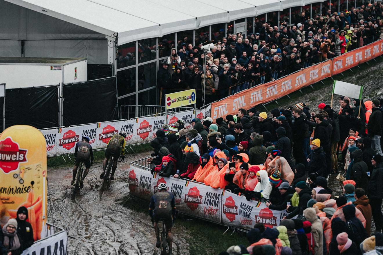 Wout van Aert maakt er een one-man show van in de modder van Dendermonde