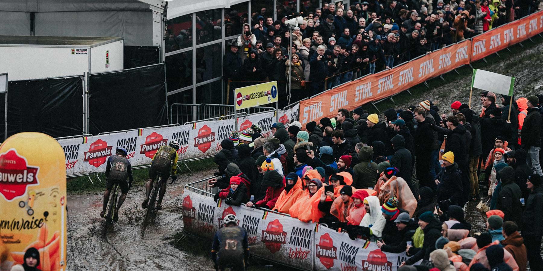 Wout van Aert maakt er een one-man show van in de modder van Dendermonde