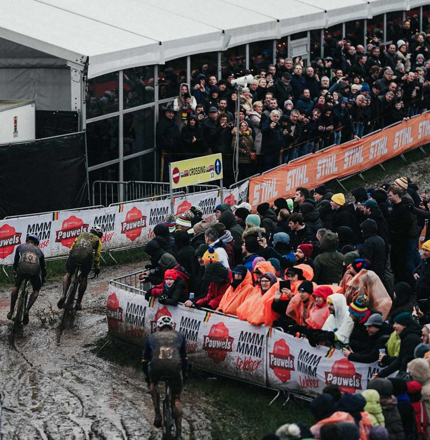 Wout van Aert maakt er een one-man show van in de modder van Dendermonde