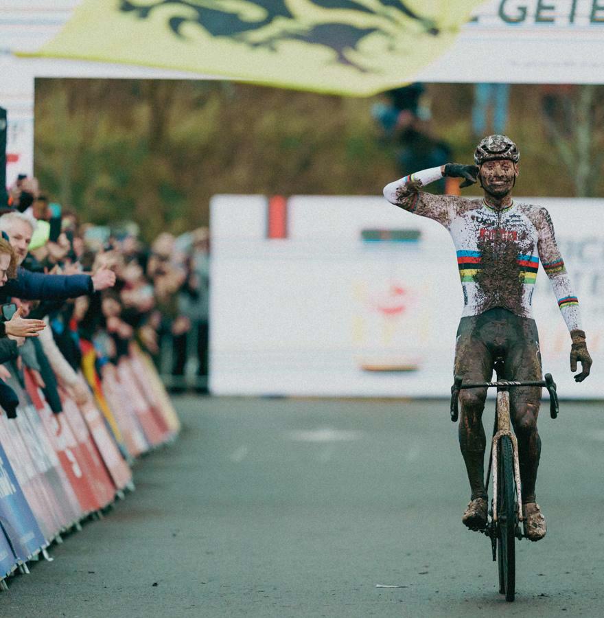 Van der Poel etaleert zijn klasse in Maasmechelen